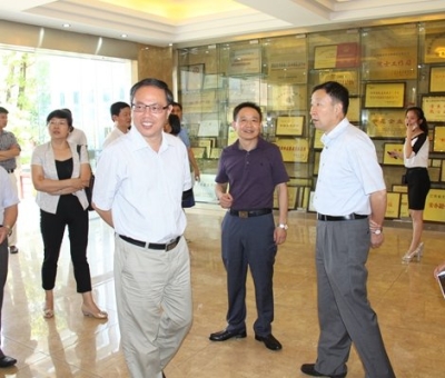 江西省委統(tǒng)戰(zhàn)部副部長(zhǎng)、省民宗局局長(zhǎng)張勇蒞臨仙客來公司調(diào)研