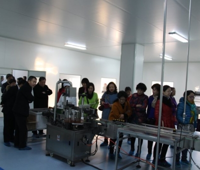 省農(nóng)業(yè)廳副廳長(zhǎng)程關(guān)懷、工會(huì)主席鄧付生一行蒞臨仙客來(lái)公司考察