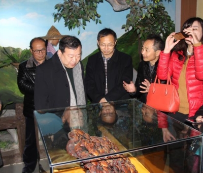 中國(guó)水產(chǎn)科學(xué)研究院育種中心主任梁興明蒞臨公司視察指導(dǎo)