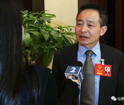 兩會上提了什么？這位人大代表再成各路媒體追逐焦點！