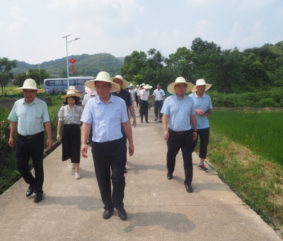 市工商聯(lián)第十七屆四次常委會(huì)暨“萬企興萬村”行動(dòng)現(xiàn)場推進(jìn)會(huì)參會(huì)代表考察仙客來靈芝等食（藥）用菌種植基地